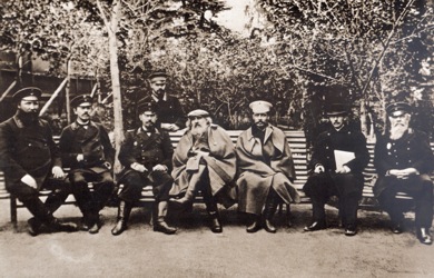 Д.И. Менделеев (в центре) в саду Кушвинского металлургического завода во время поездки на Урал.