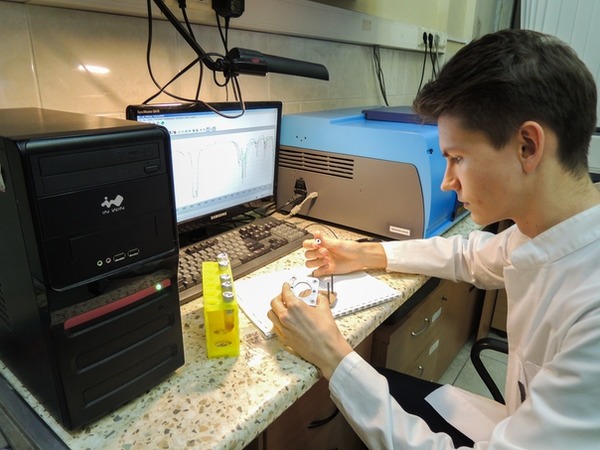 Студент РХТУ рассказал о функциональных наночернилах на форуме в Российской академии наук
